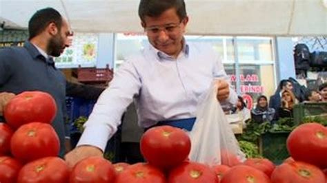 B­a­ş­b­a­k­a­n­ ­D­a­v­u­t­o­ğ­l­u­ ­p­a­z­a­r­d­a­ ­t­e­z­g­a­h­ı­n­ ­b­a­ş­ı­n­a­ ­g­e­ç­t­i­